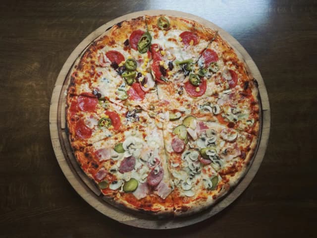 Ile kcal ma pizza neapolitańska? Poznaj kaloryczność i porady dietetyczne
