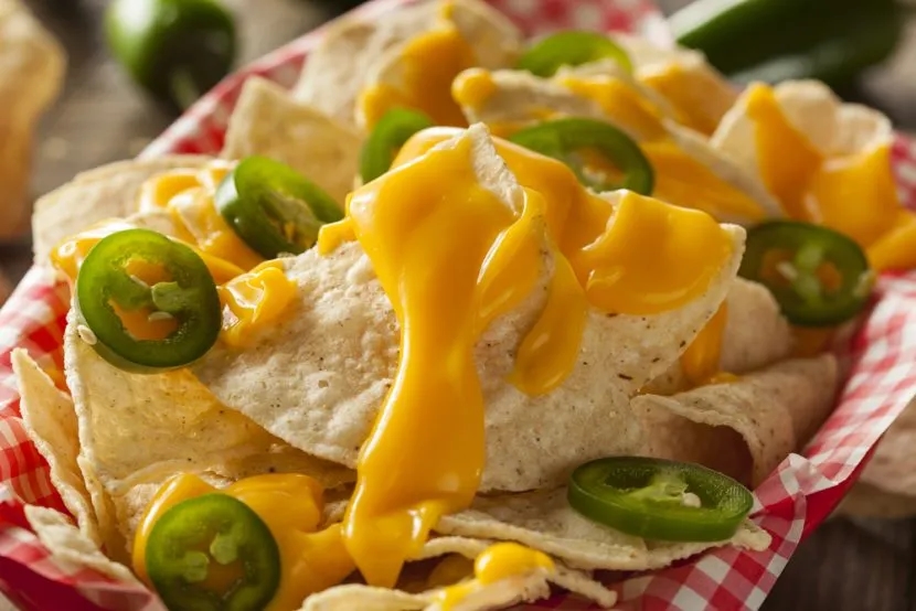 Sos serowy jak w kinie - prosty przepis na idealny smak nachos