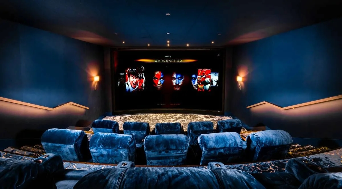 Co to kino IMAX? Odkryj wyjątkowe wrażenia filmowe i różnice