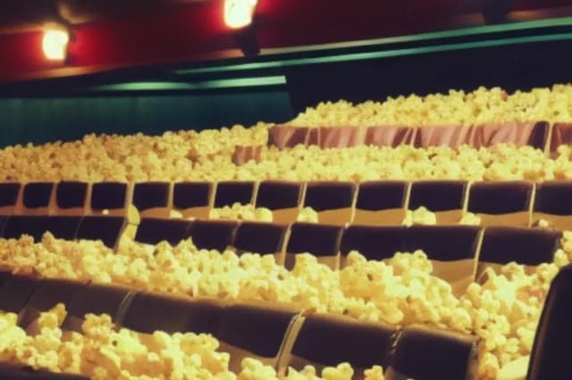 Ile kalorii ma popcorn w kinie? Zaskakujące różnice w kaloryczności