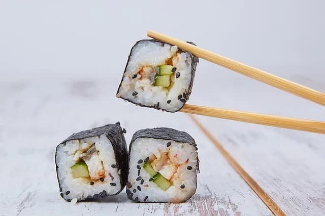 Ile kalorii ma rolka sushi? Zaskakujące różnice w kaloryczności